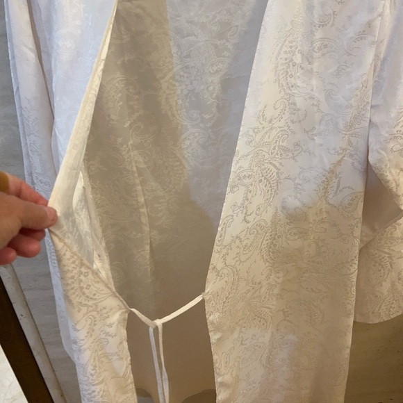 Victoria's Secret Elegant White Tie-Front Robe - Picture 5 of 6